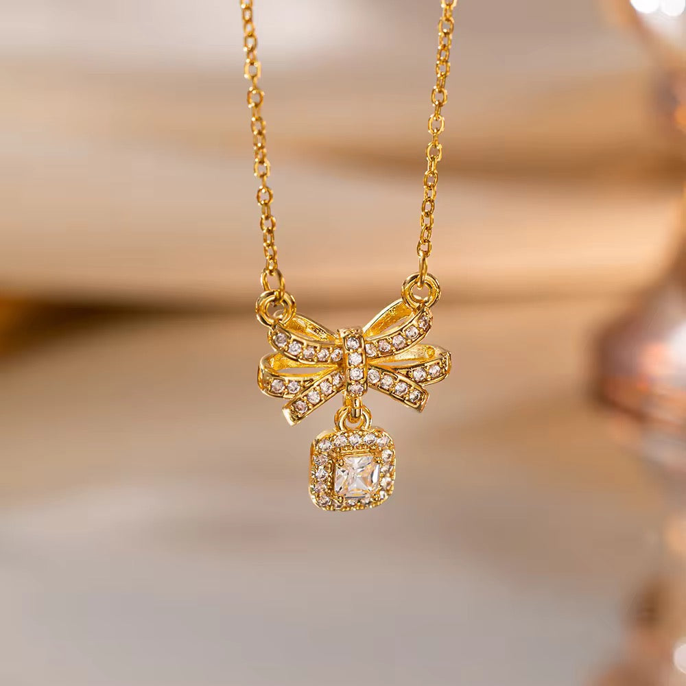 SS 222 Zircon Bow chain necklace
-18k gold plated stainless steel - Anti tarnish - Wholesale