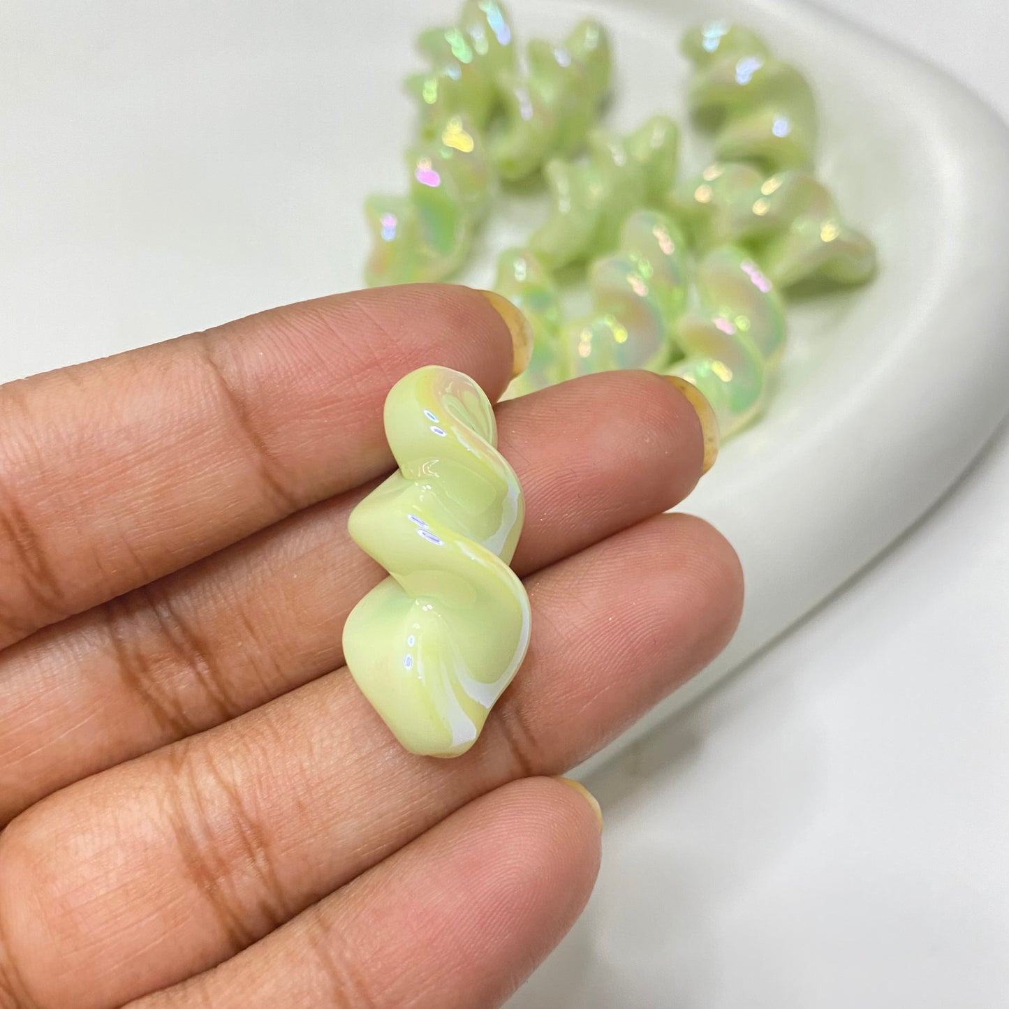 BBB 179 (H) Green Swirl iridescent Acrylic bead (1PC)