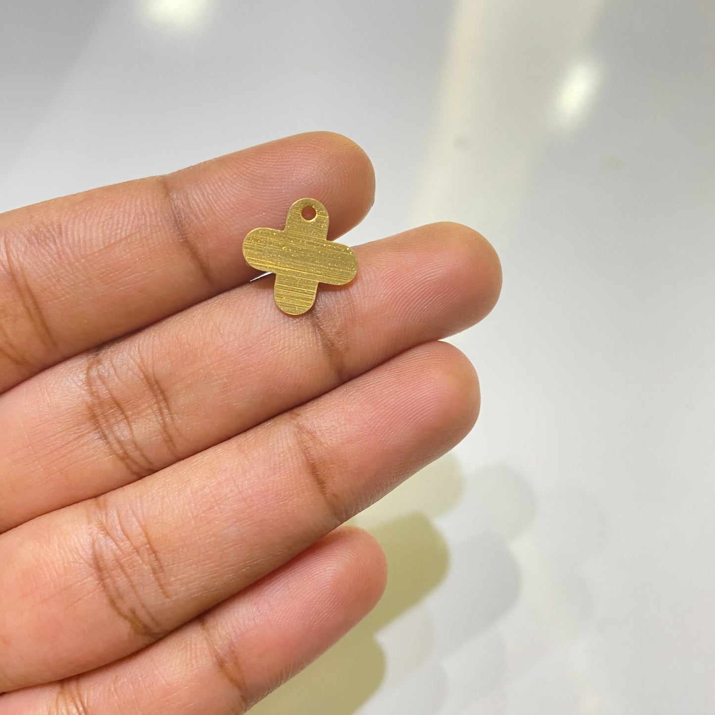 SS 1064 Textured clover charm