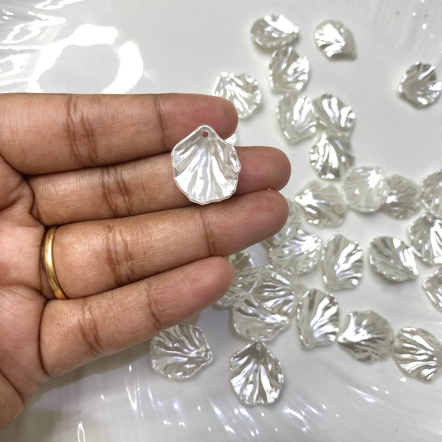 BBB 169 (H) Acrylic pearl shell beads ( 1 pc )