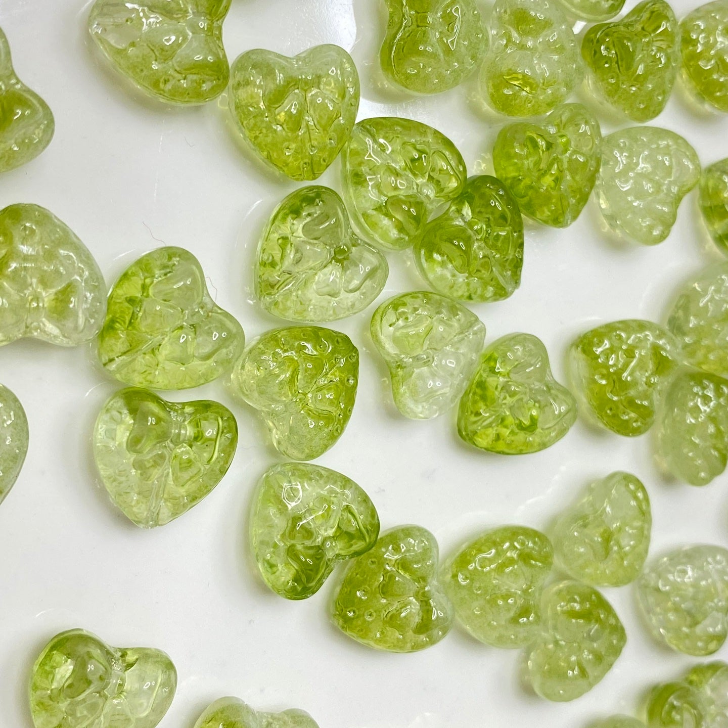 GB629 green heart bow engraved glass bead