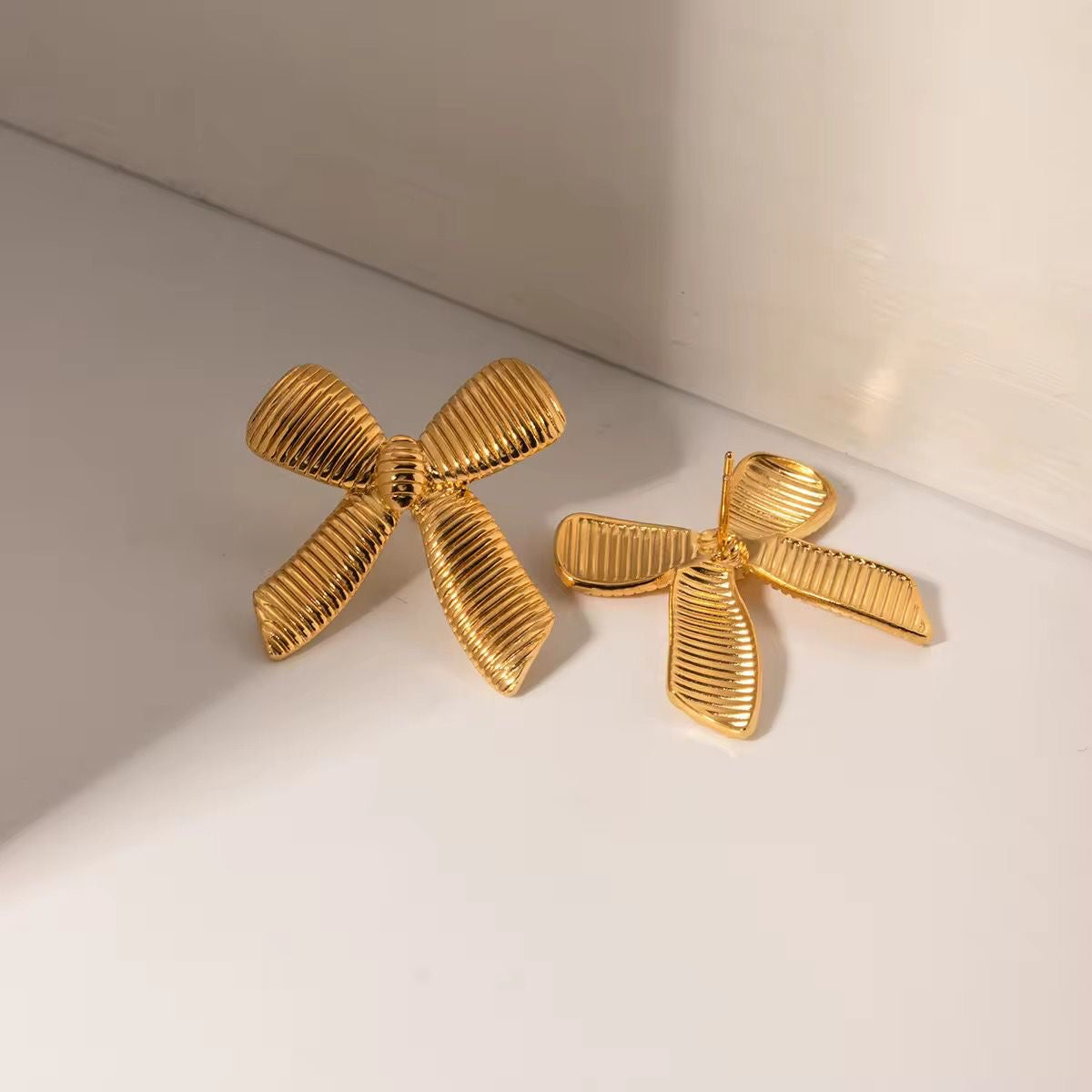 SJ 534 striped bow stud earrings - 18k Gold PVD plated stainless steel - Anti tarnish