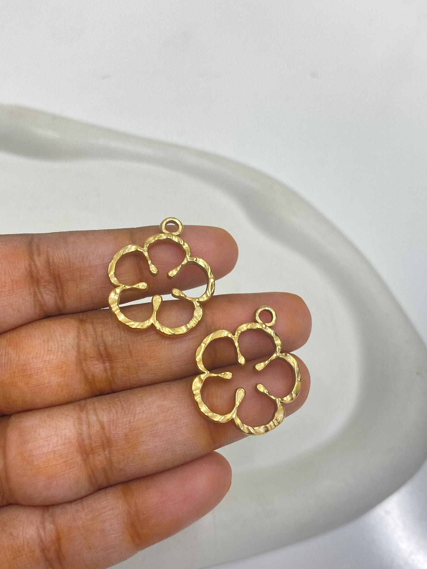 SS 2429 - Flower hallow hammered charm 18k gold plated Stainless steel ( 1 pc ) Anti tarnish