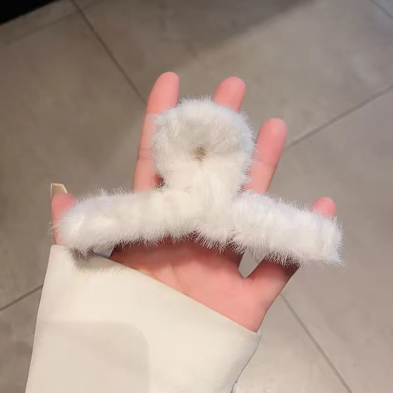 HA 01 (a) White Plush Fluffy Hair Claw ( 1 pc )