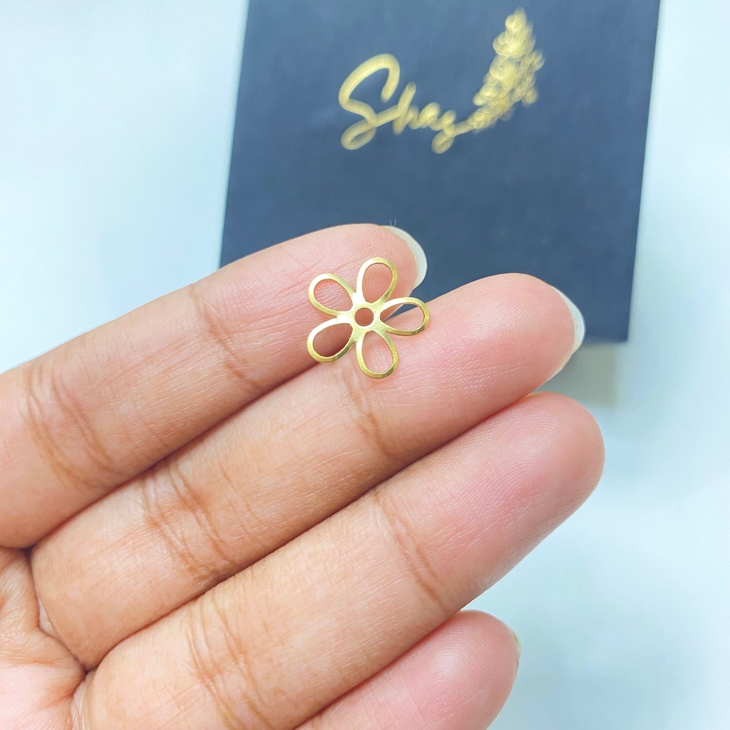 B 67 Hollow Daisy flower charm ( 1 pc )