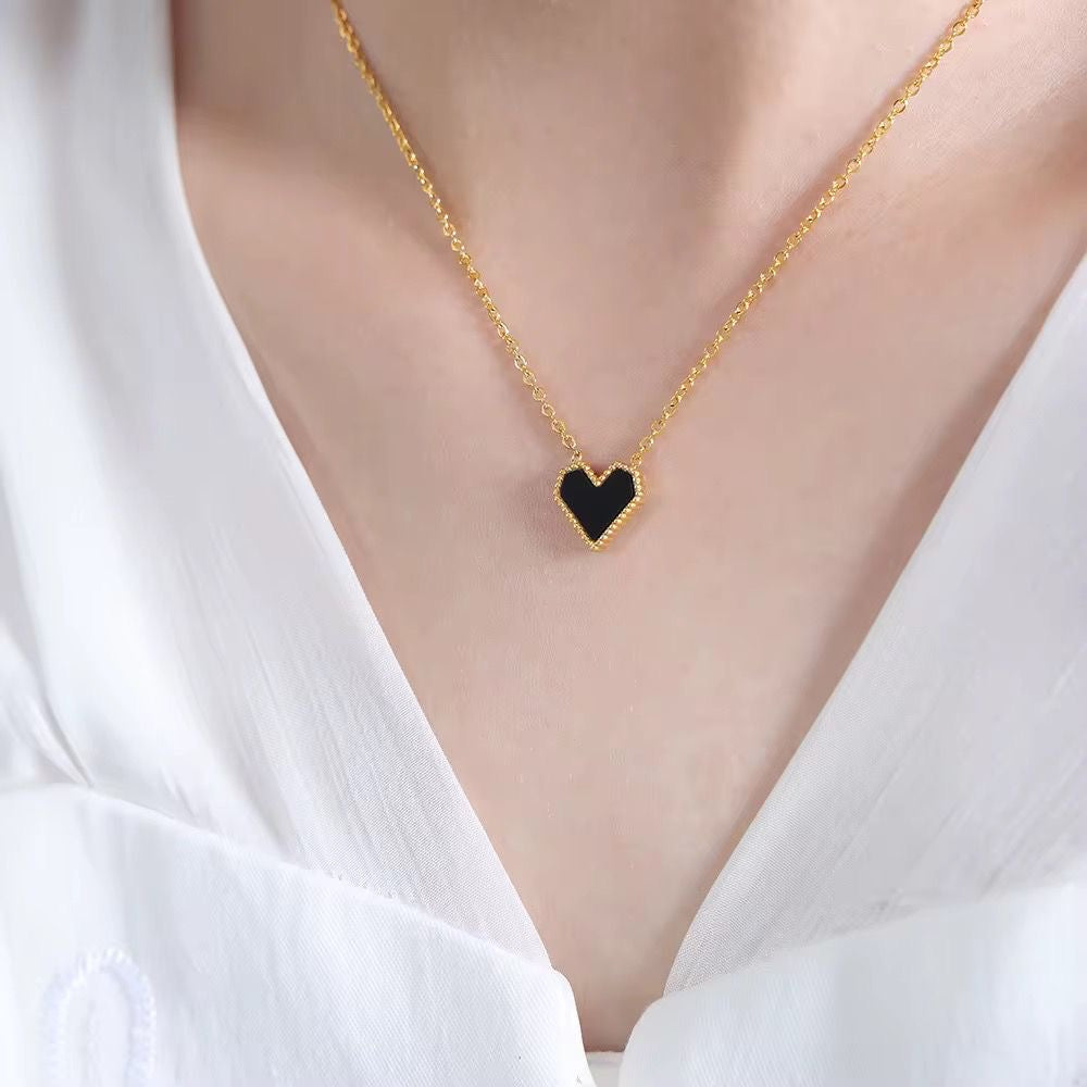 SJ 773 Dainty Black Heart Necklace - 18k Gold PVD plated stainless steel - Anti tarnish