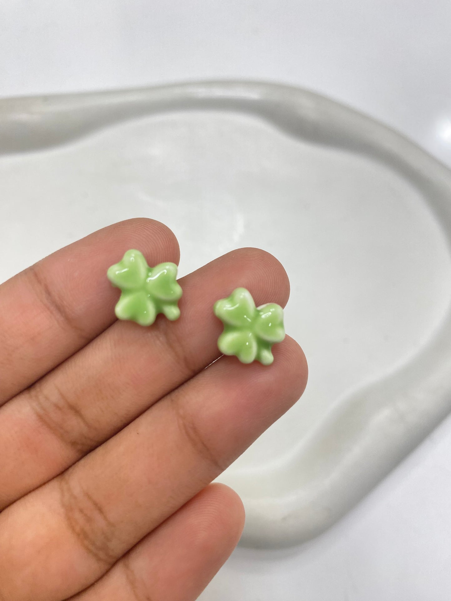 BBB 056 (f) Light green Clover leaf porcelain ceramic bead ( 1 pc )