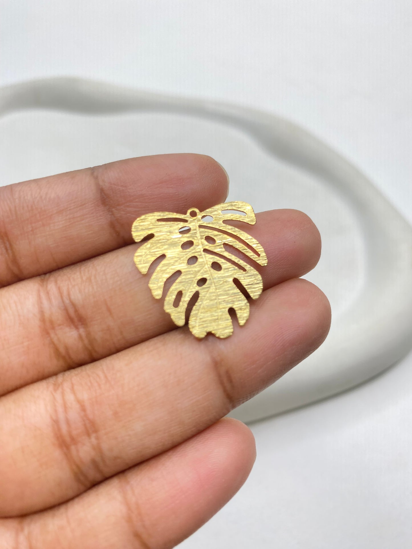 SS 2947 Textured Monstera Leaf Brass Charm ( 1 pc ) ( 22:21 mm )