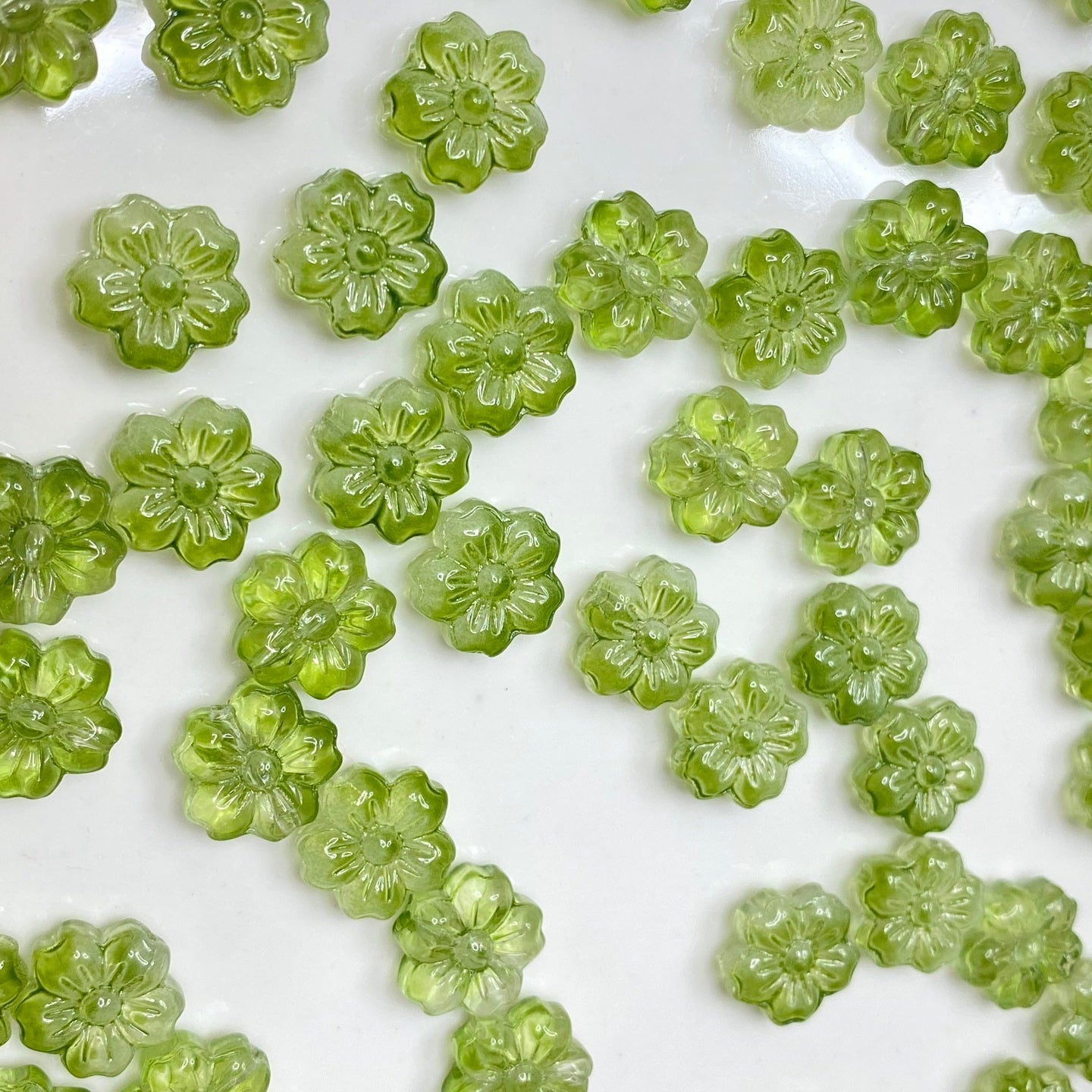 GB634 green Sakura glass flower bead