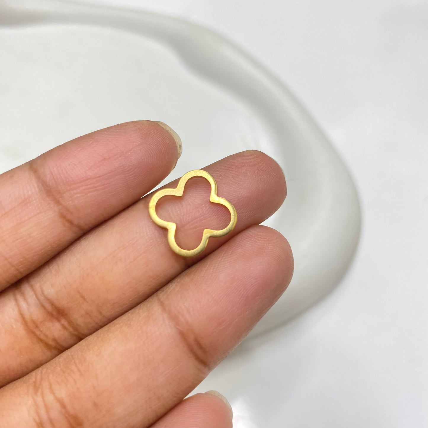 B 1833 Hollow clover charm ( 1 pc )