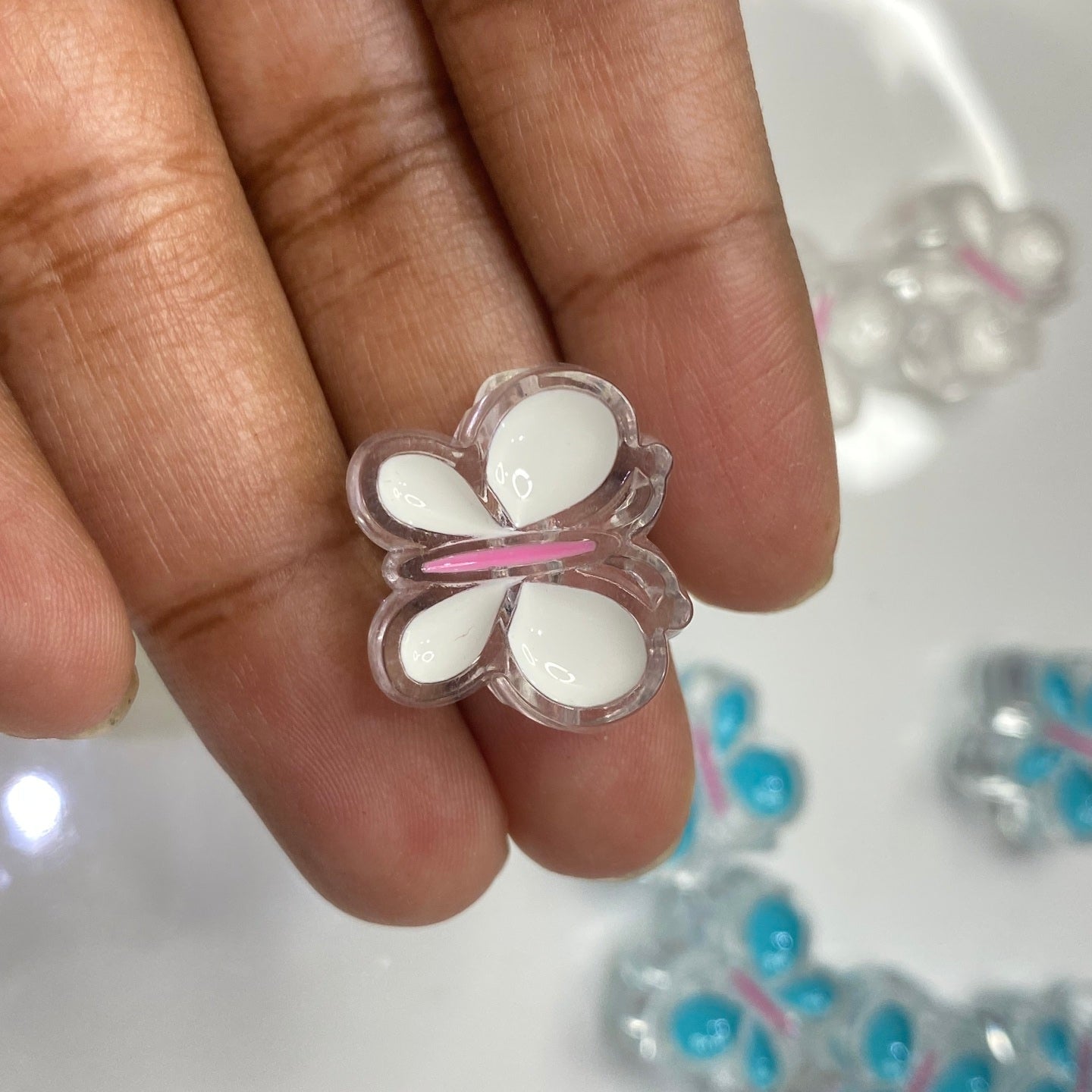 BBB 189 (B) White butterfly bead (1PC)