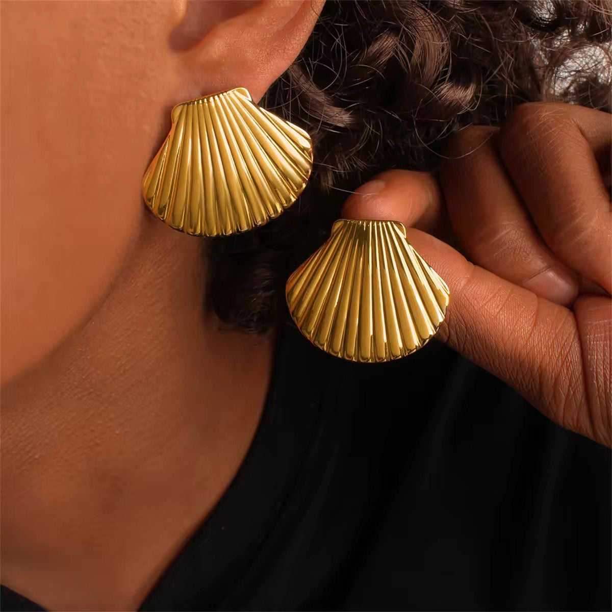 SJ 670 Shell Stud Earring - 18k Gold PVD plated stainless steel - Anti tarnish