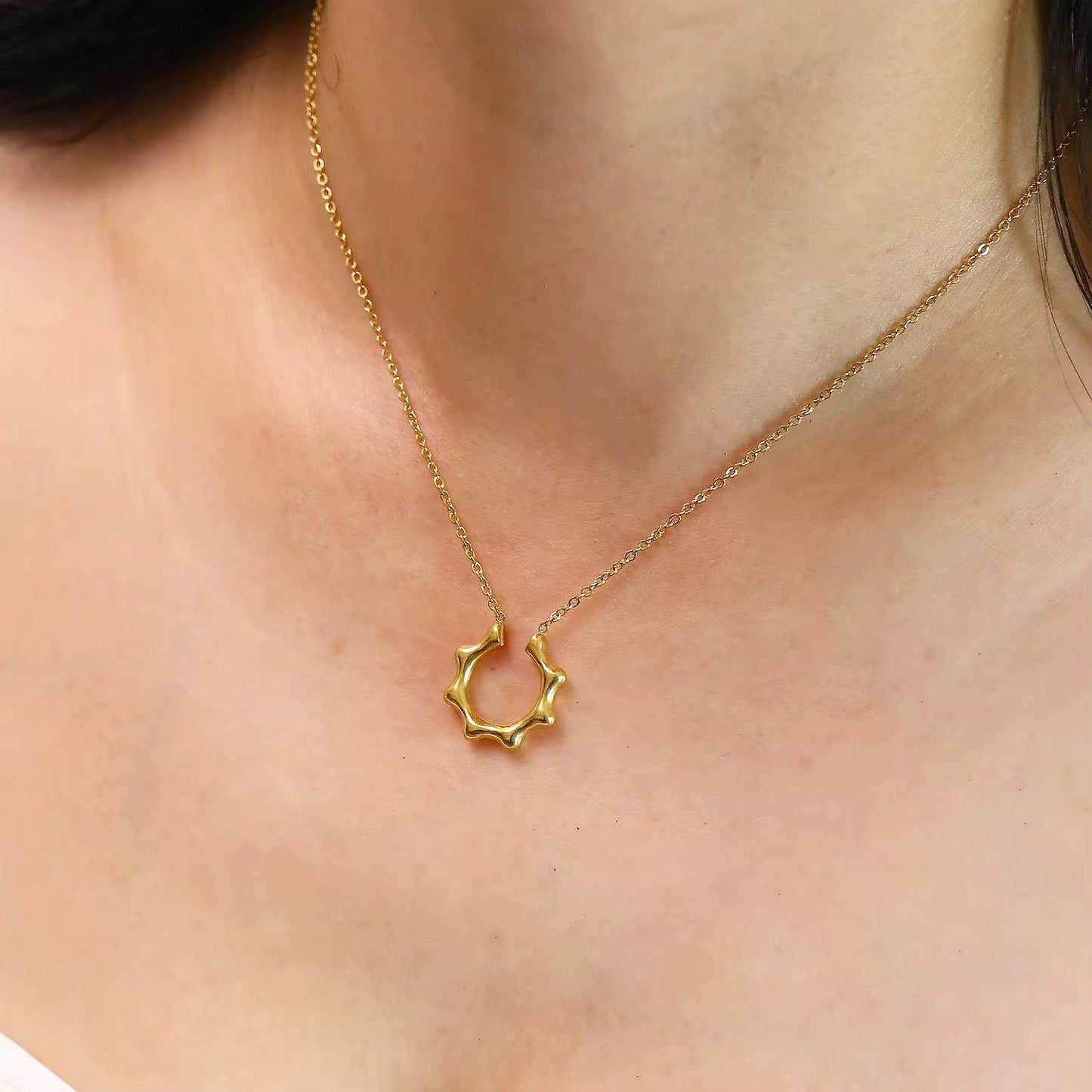 SJ 768 Sunflower Horse Shoe Necklace - 18k Gold PVD plated stainless steel - Anti tarnish