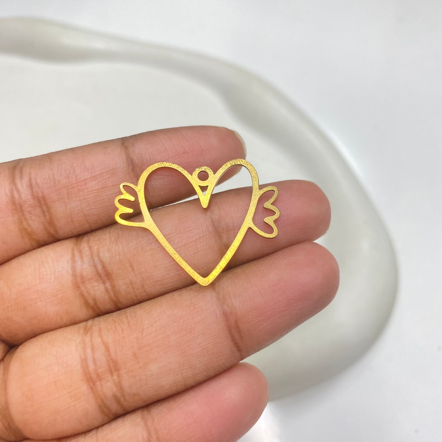 B 2188 Hollow heart with wings charm ( 1 pc )