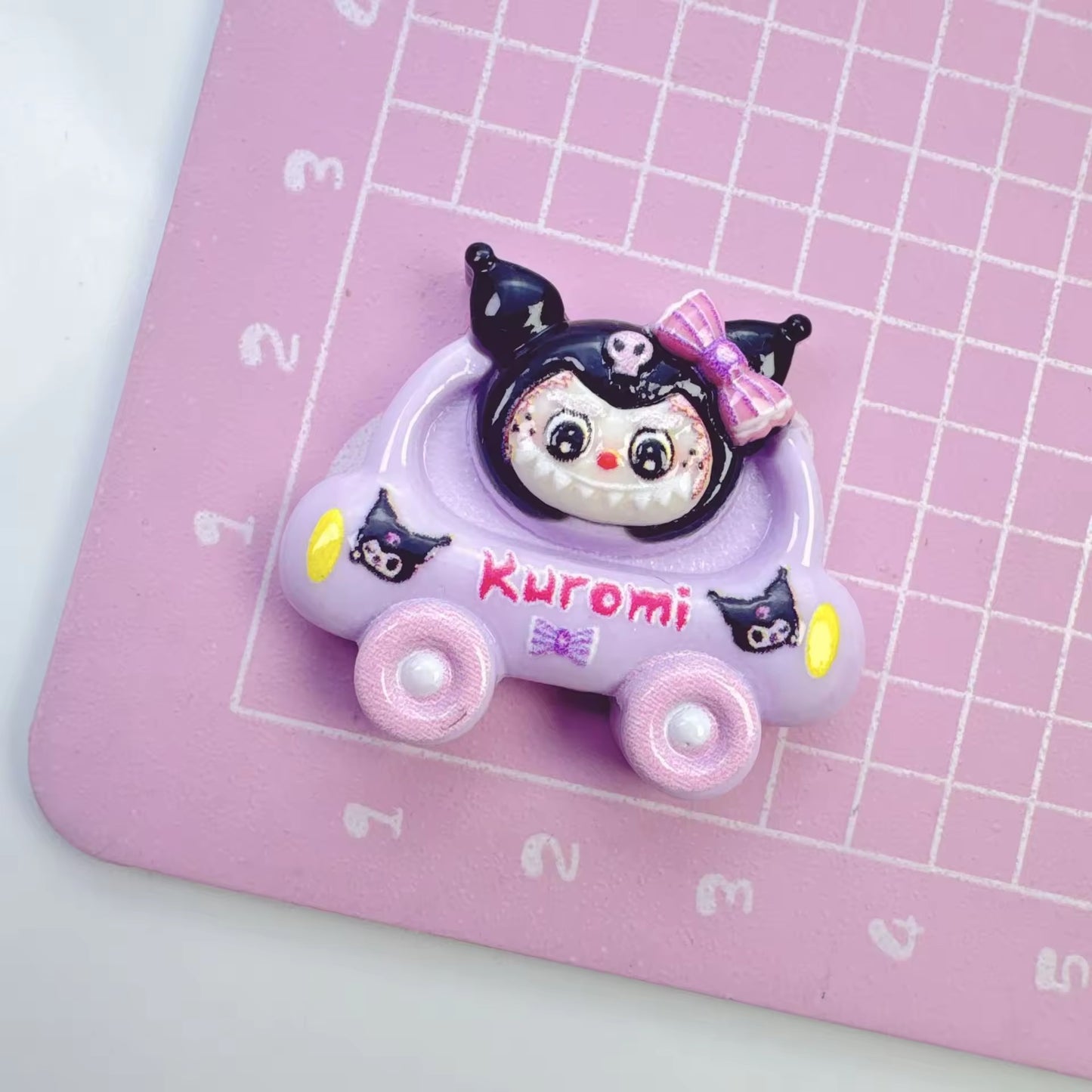 BBB 034 - Car cartoon resin charm with hook ( 1 pc )