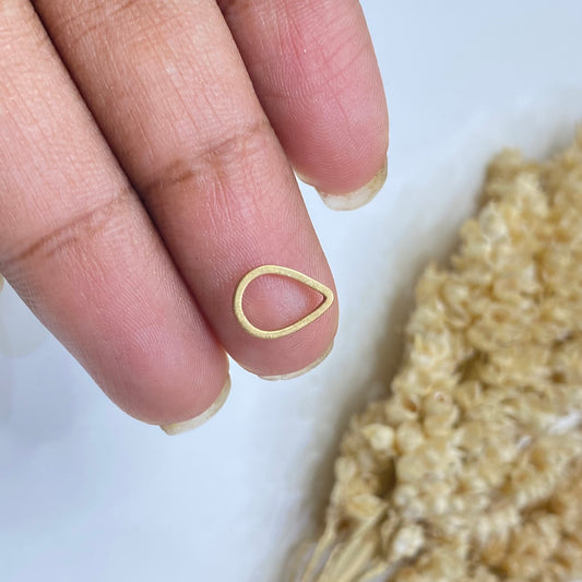 BC01W 10mm teardrop hollow charm ( 1 pc ) raw brass