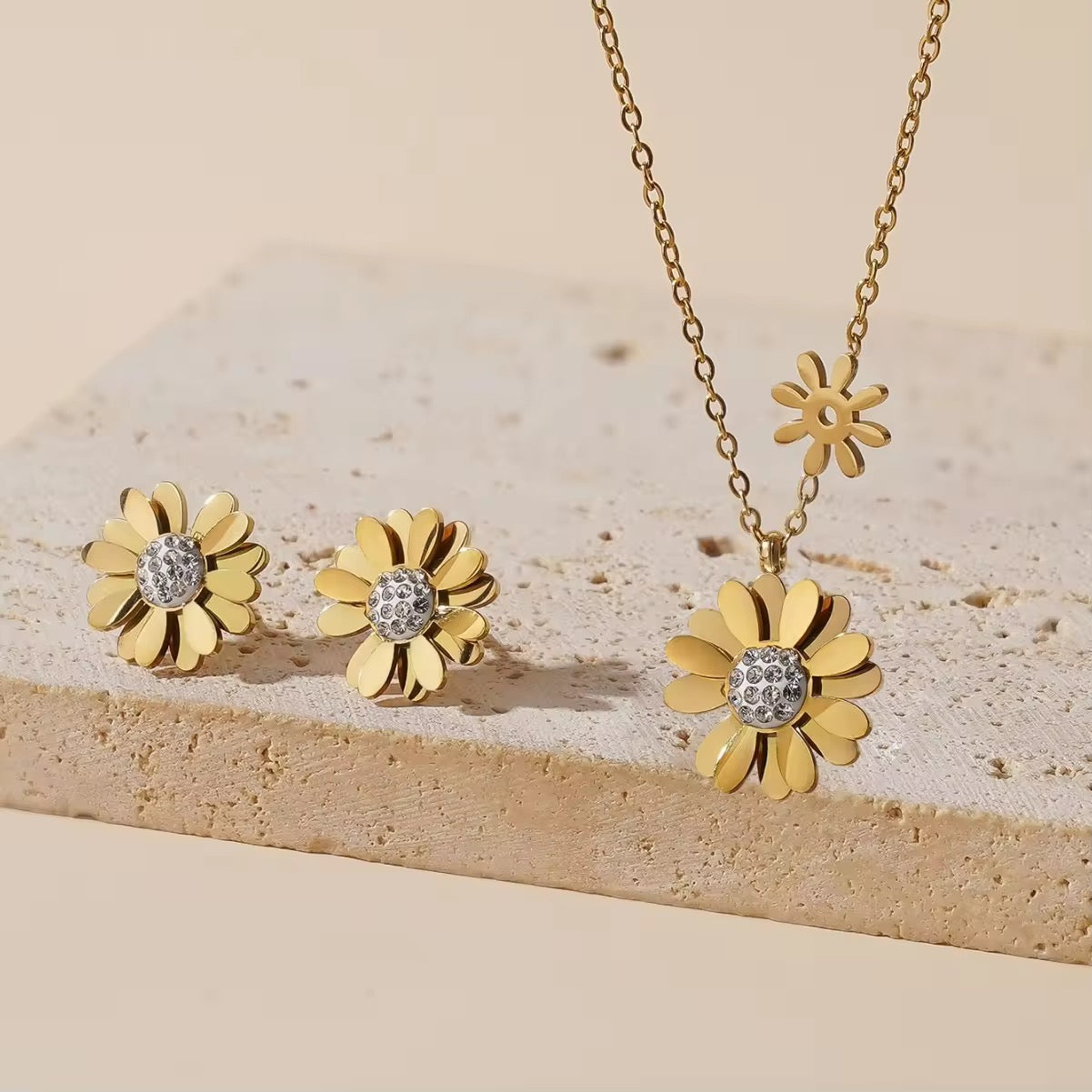 SJ 296 Sunflower stud Earrings - 18k gold PVD plated stainless steel - Anti tarnish - Wholesale