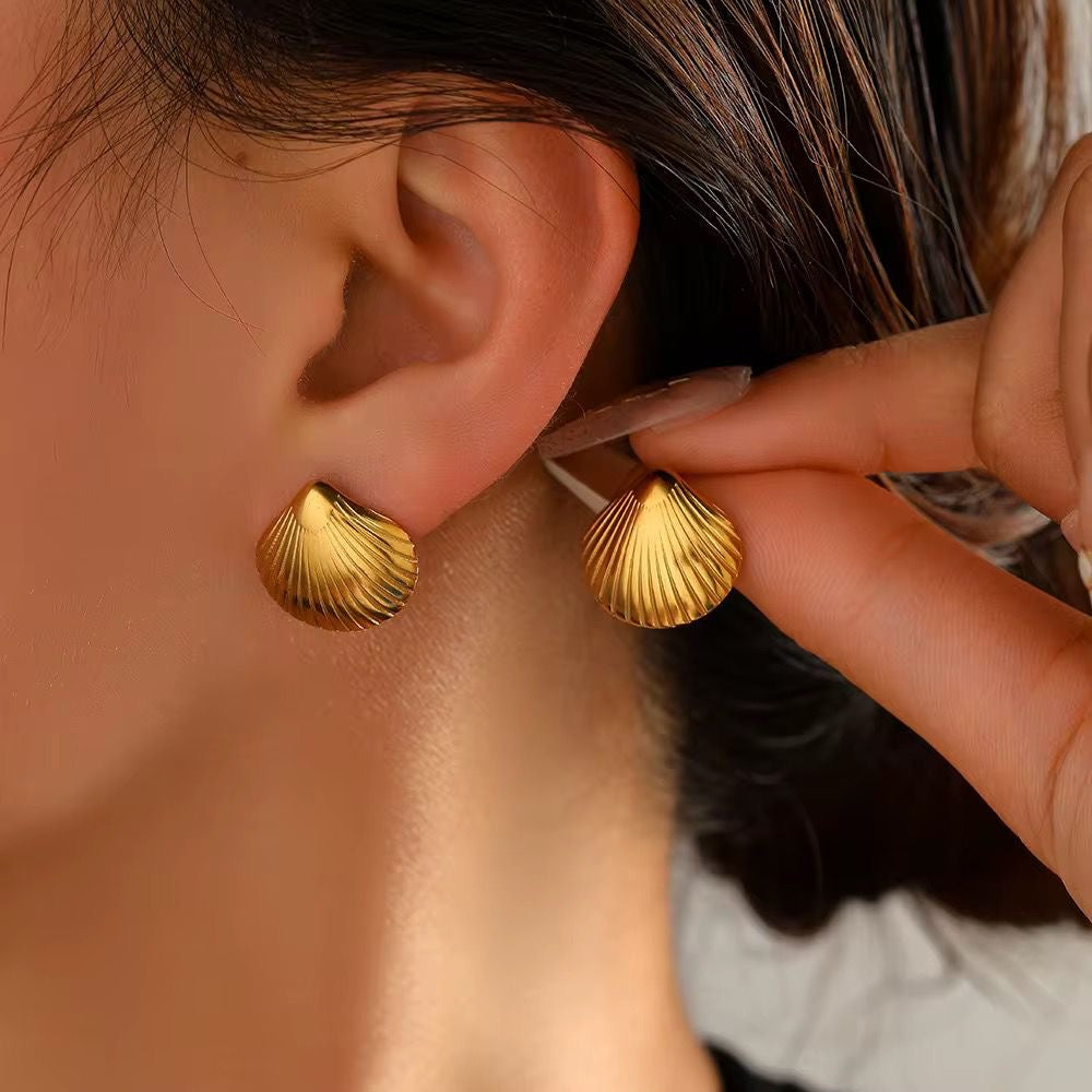 SJ 915 Shell Stud Earring - 18k Gold PVD plated stainless steel - Anti tarnish