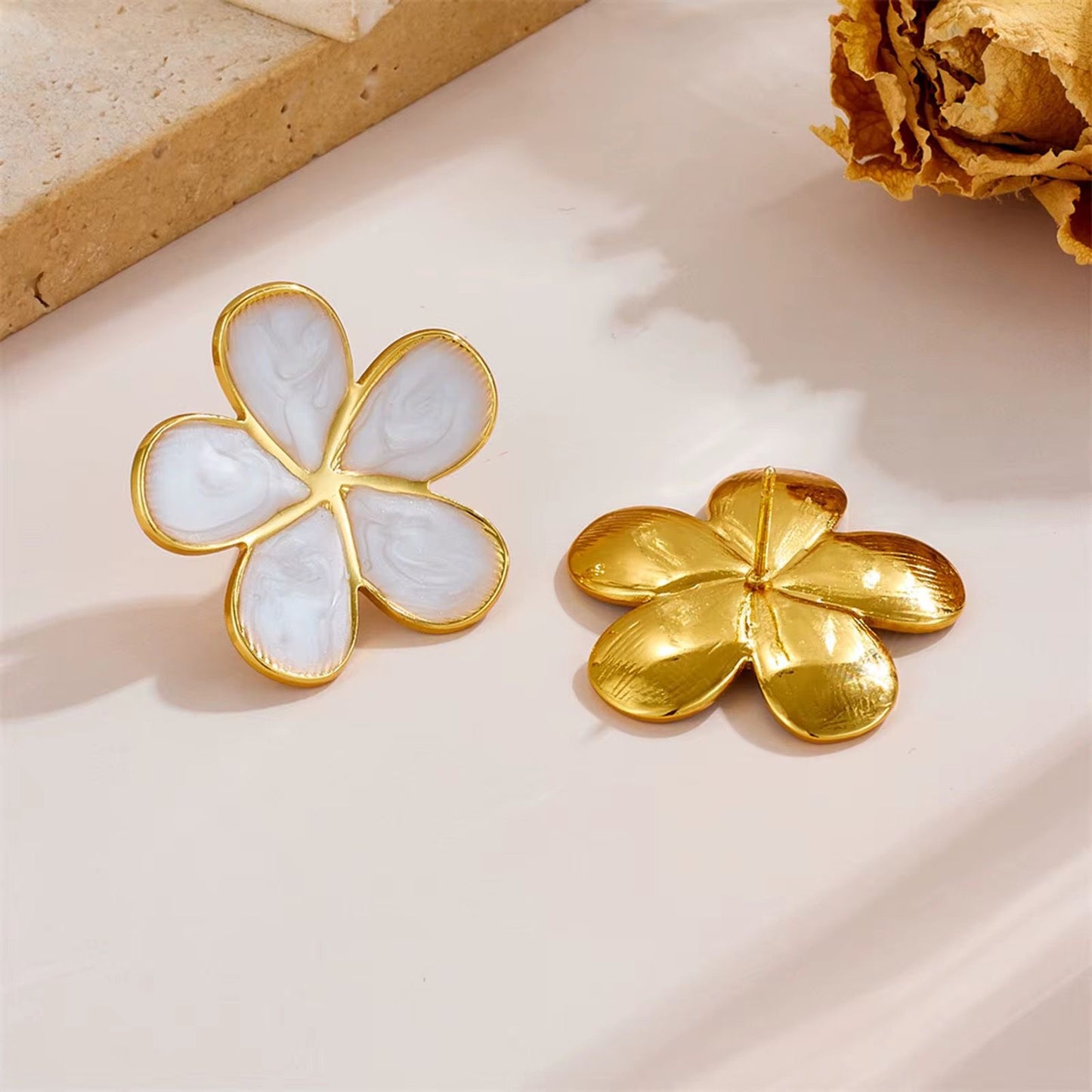 SJ 853 Black plum flower stud - 18k Gold PVD plated stainless steel - Anti tarnish