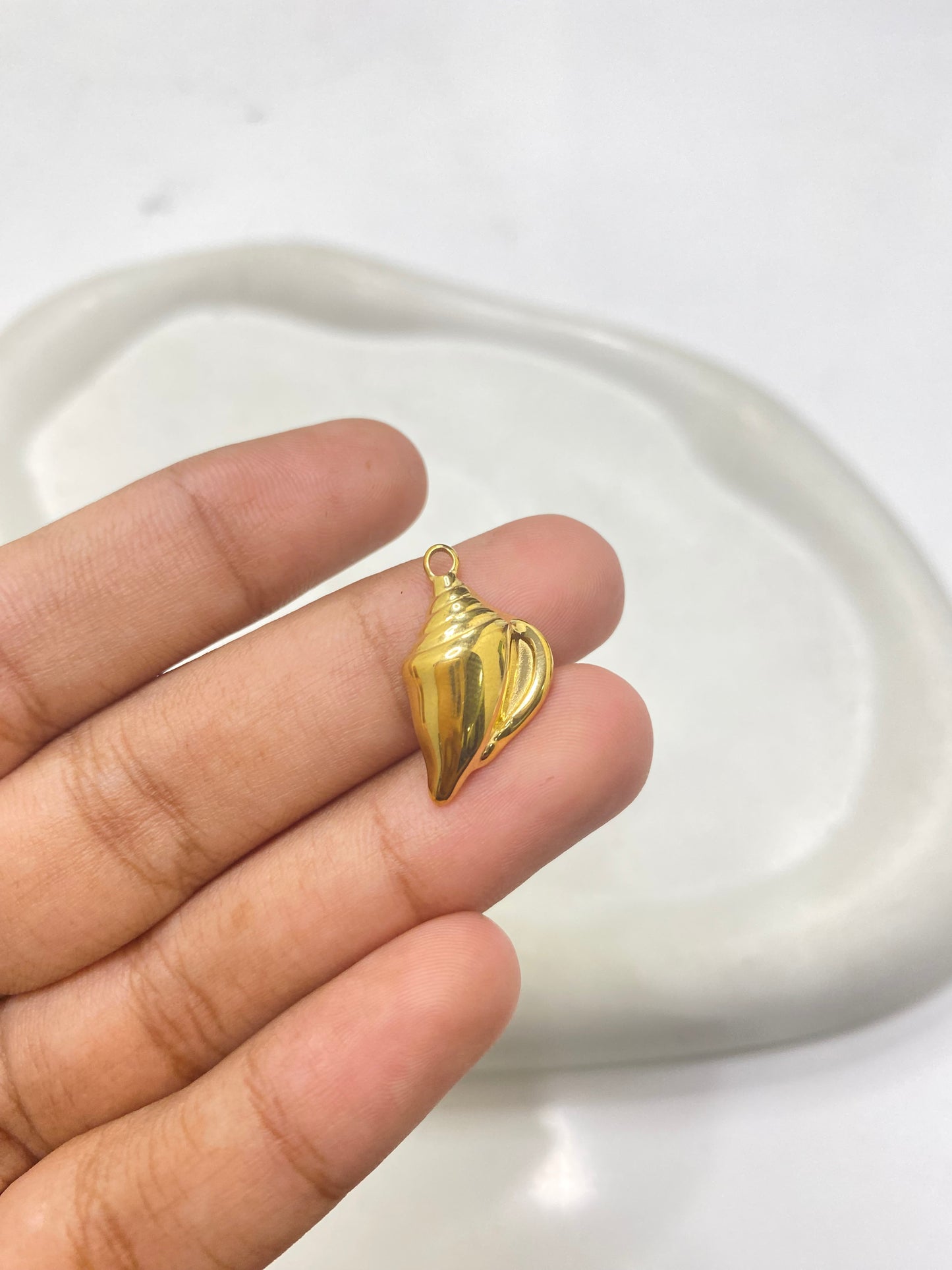 SS 2553 Conch charm 18k gold plated stainless steel ( 1 piece ) Anti tarnish