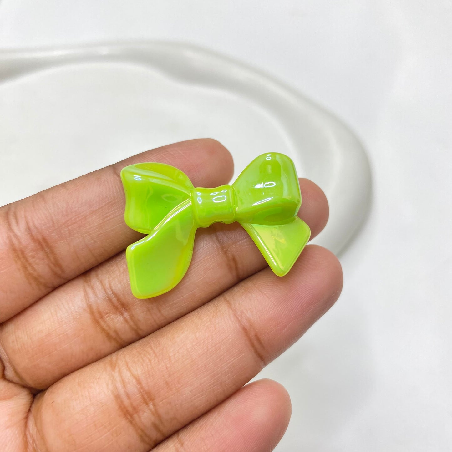 BBB 124 (K) Bow uv plated shiny irrediscent Acrylic bead (1PC)