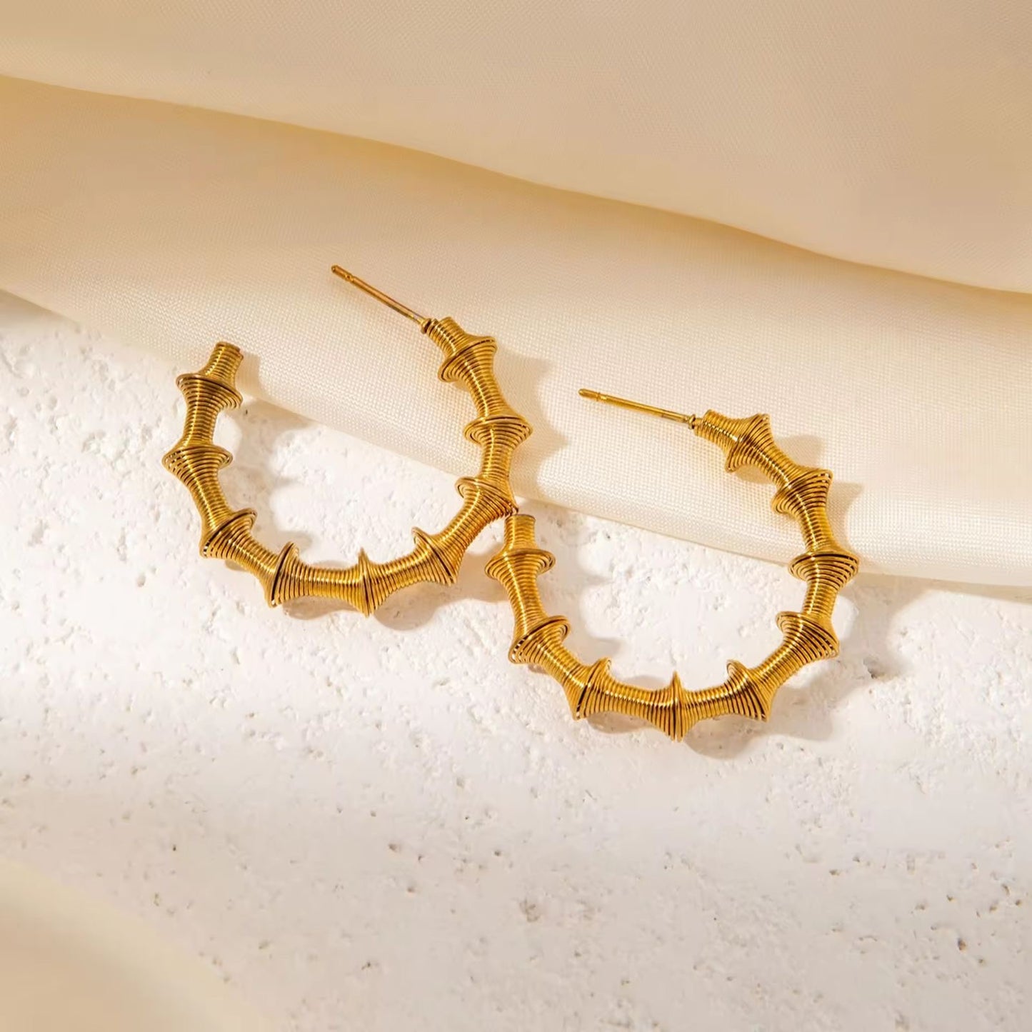 SJ 683 Creative Oval Hoop Earring - 18k Gold PVD plated stainless steel - Anti tarnish