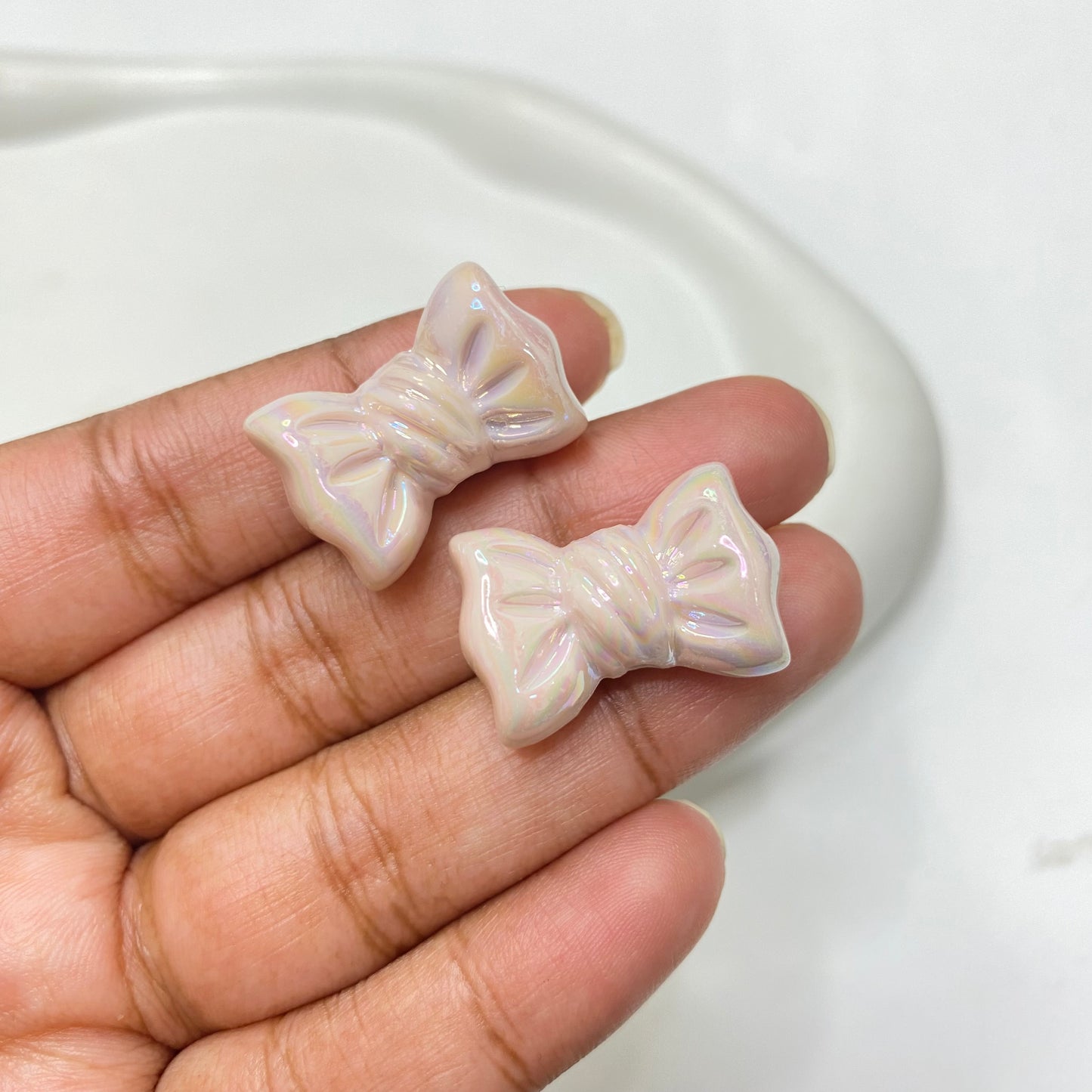 BBB 138 (B) Candy bow shiny irrediscent Acrylic bead (1PC)