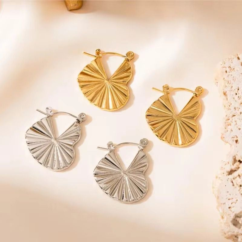 SJ 677 Heart Gold Hoop Earring - 18k Gold PVD plated stainless steel - Anti tarnish