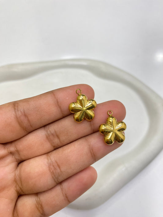 SS 2444 - Flower charm 18k gold  plated Stainless steel ( 1 pc ) Anti tarnish