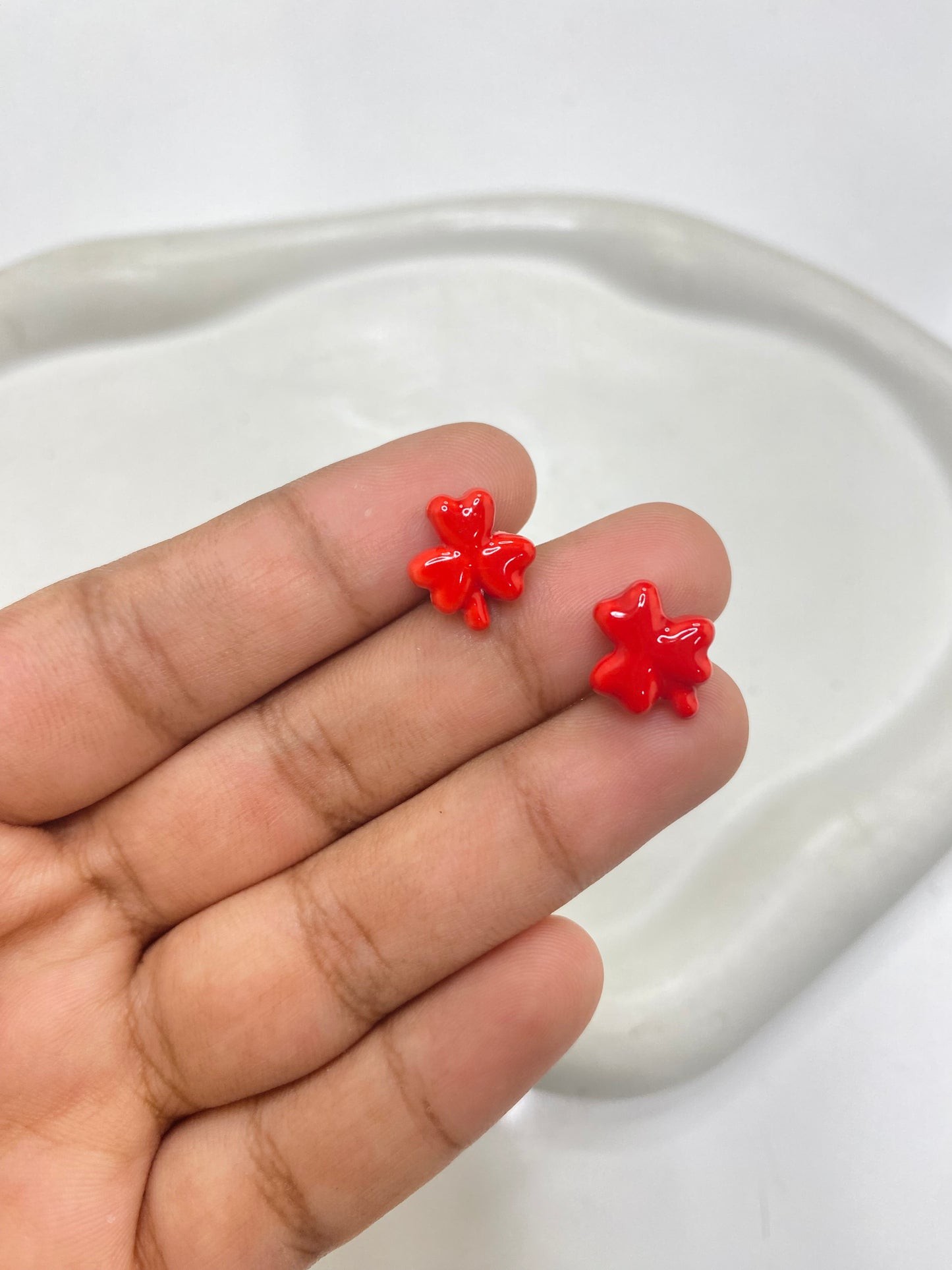 BBB 056 (k) Red Clover leaf porcelain ceramic bead ( 1 pc )
