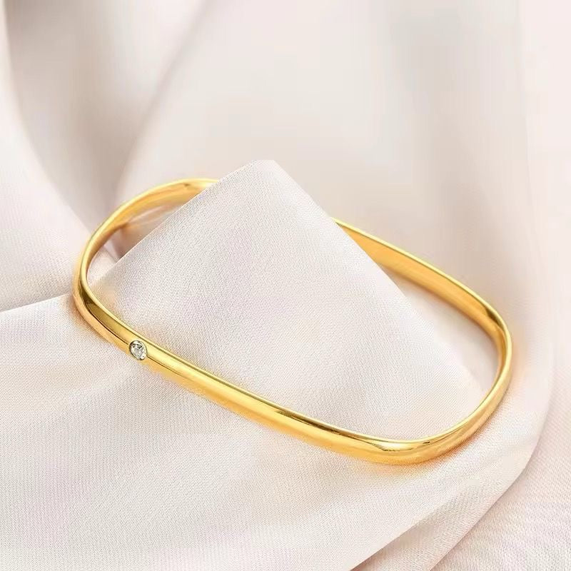 SS 212 zircon rectangle cuff
-18k gold plated stainless steel - Anti tarnish - Wholesale