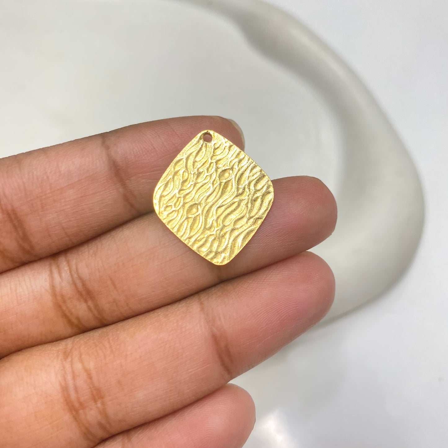 B 2184 Textured rhombus charm ( 1 pc )