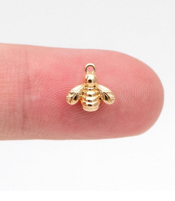 SS 424 tiny bee charm anti tarnish gold plated