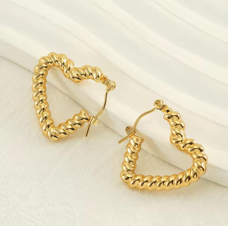 SJ 451 Twisted Heart Hoop Earrings - 18k Gold PVD plated stainless steel - Anti tarnish - Wholesale