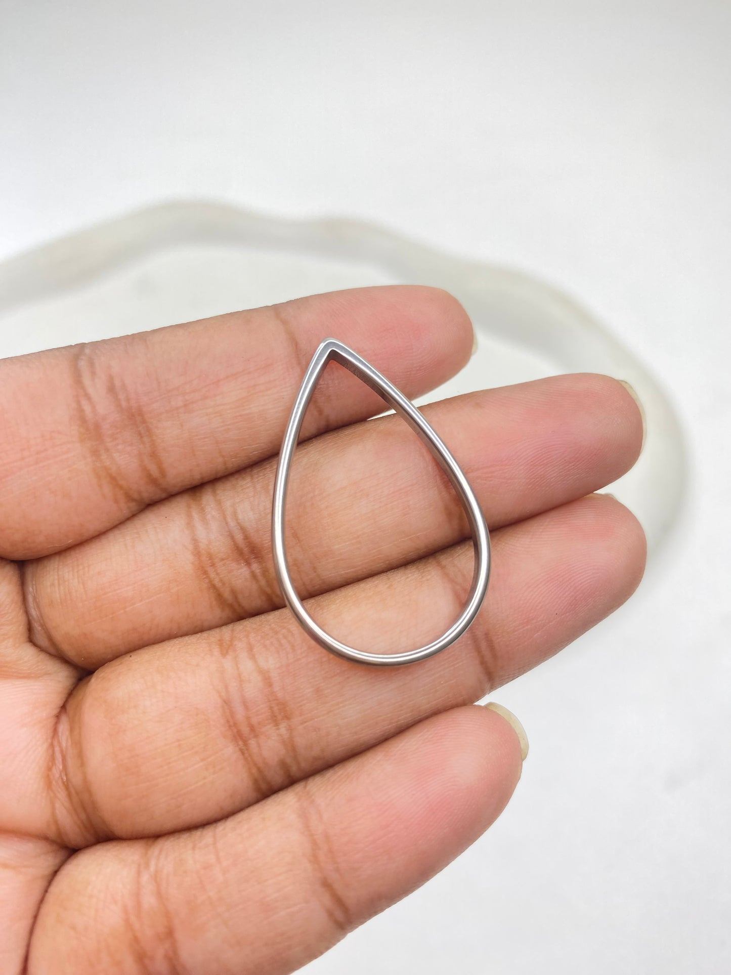 SS 2998 Teardrop Bezel Silver plated stainless steel ( 1 piece ) Anti tarnish ( 21:33 mm ) Thickness 3mm