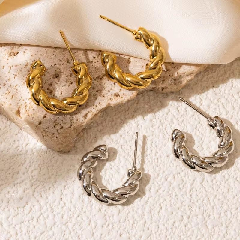 SJ 679 Twisted C Stud Earring - 18k Gold PVD plated stainless steel - Anti tarnish