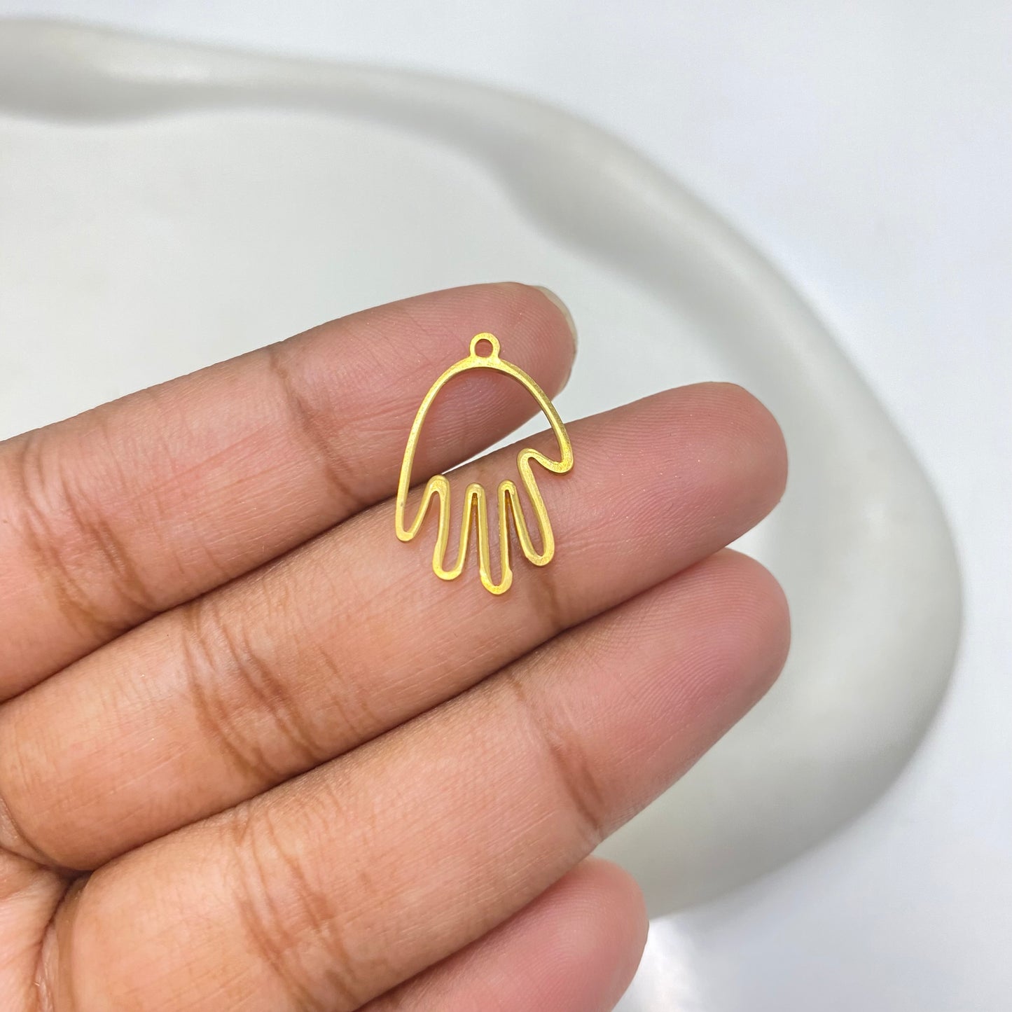 B 2193 Hollow hand charm ( 1 pc )