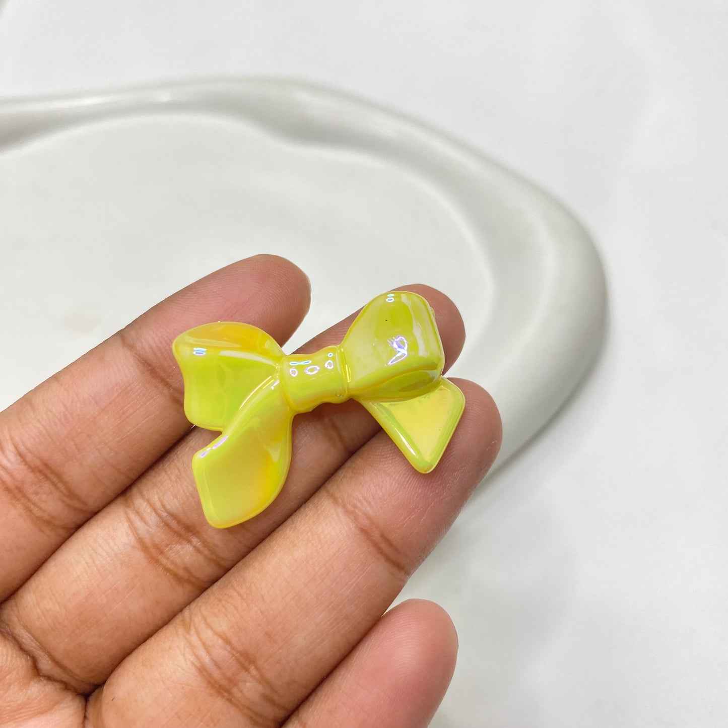 BBB 124 (L) Bow uv plated shiny irrediscent Acrylic bead (1PC)