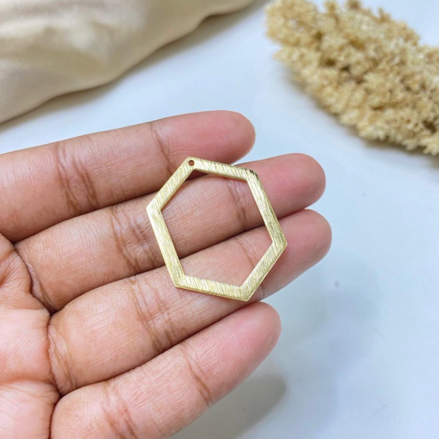 SS 151 Textured hexagon hollow