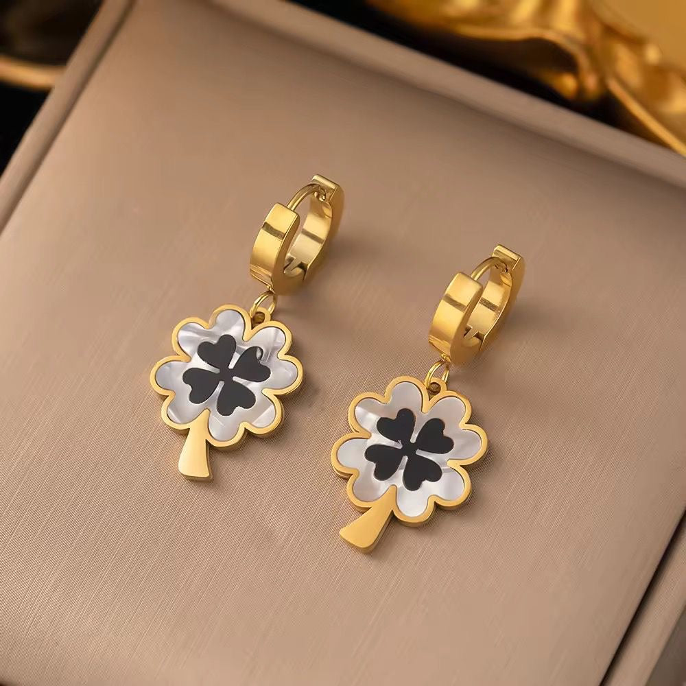 SJ 522 Clover leaf Huggie Earring - 18k Gold PVD plated stainless steel - Anti tarnis