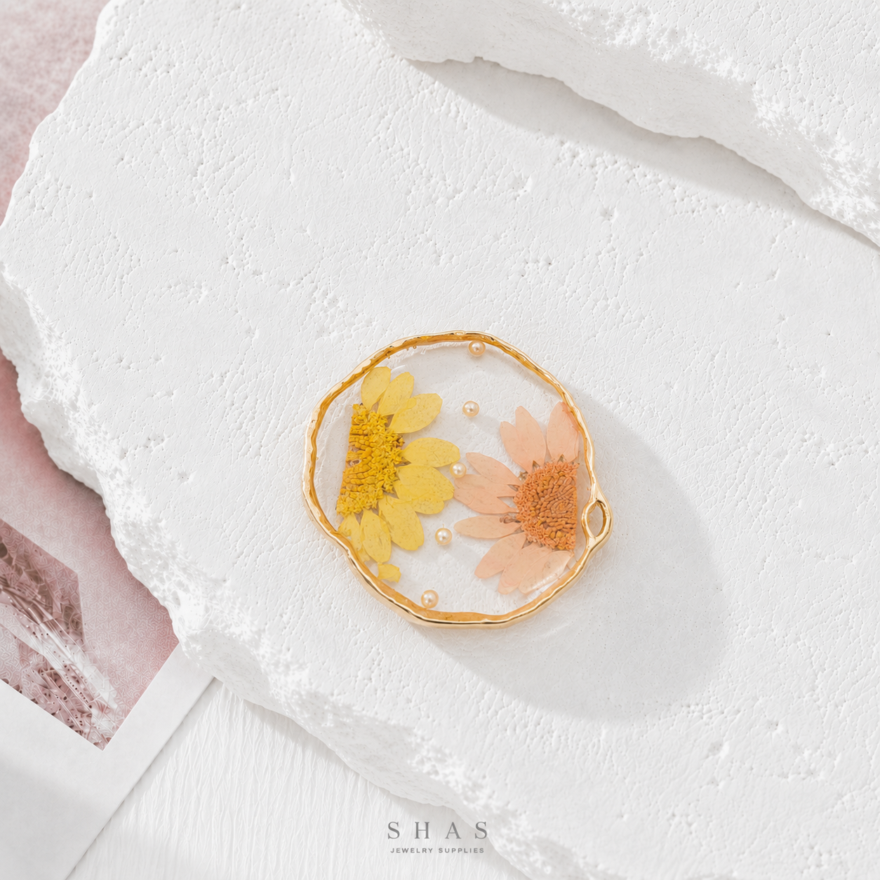 RFC01Y Round Daisy Resin Flower Pendant Charm ( 1 pc )
