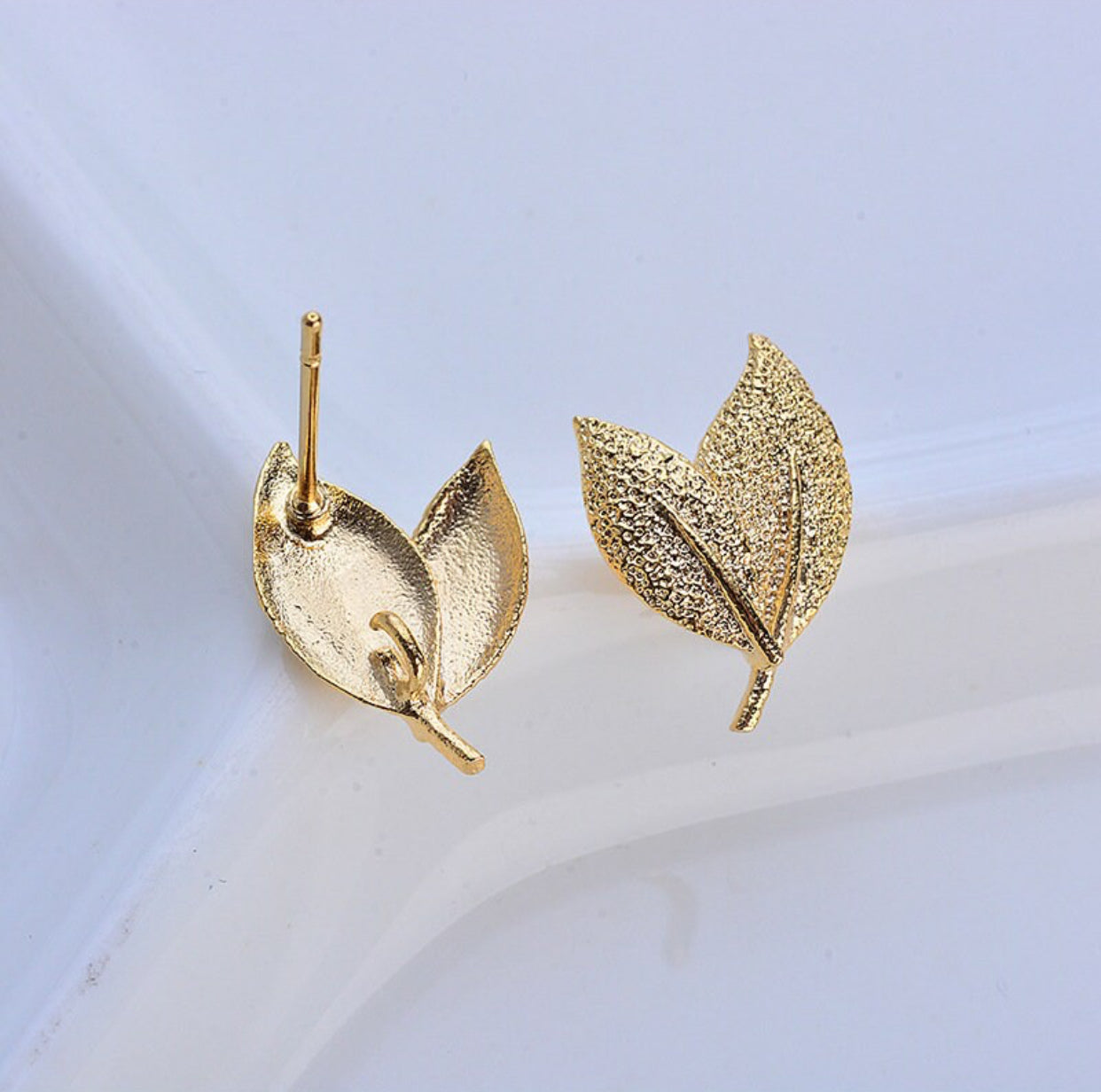 GP 887 leaf Gold plated stud - per pair - Anti tarnish