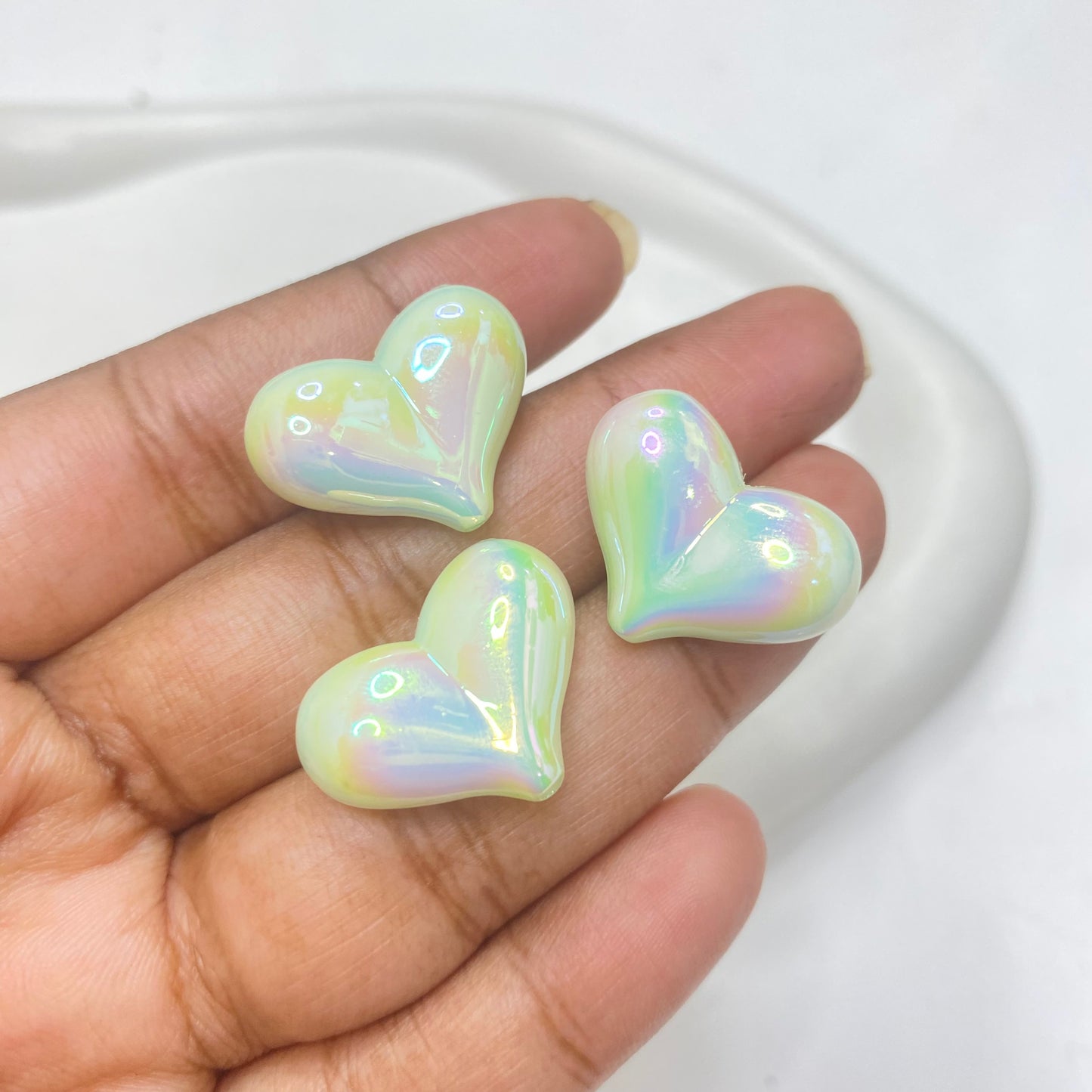 BBB 141 (E) Green shiny irrediscent heart Acrylic bead (1PC)