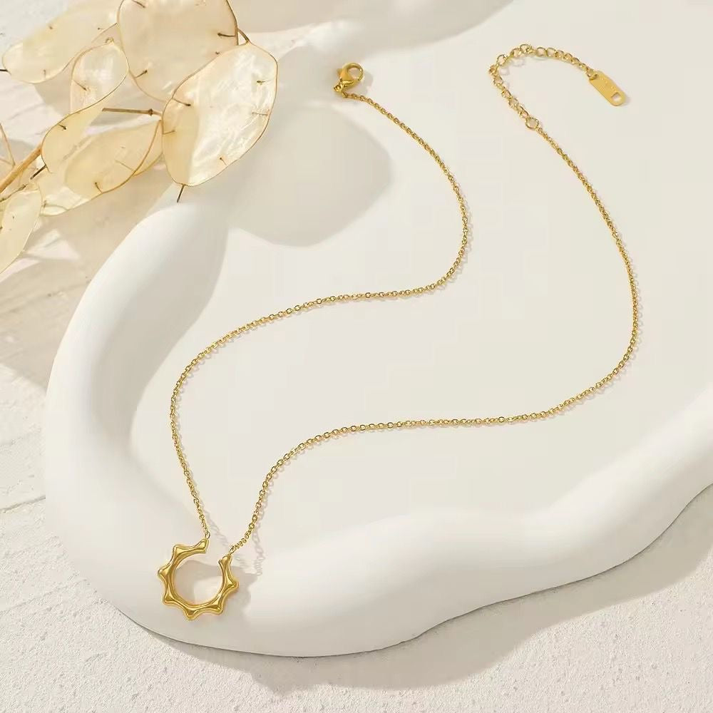 SJ 768 Sunflower Horse Shoe Necklace - 18k Gold PVD plated stainless steel - Anti tarnish