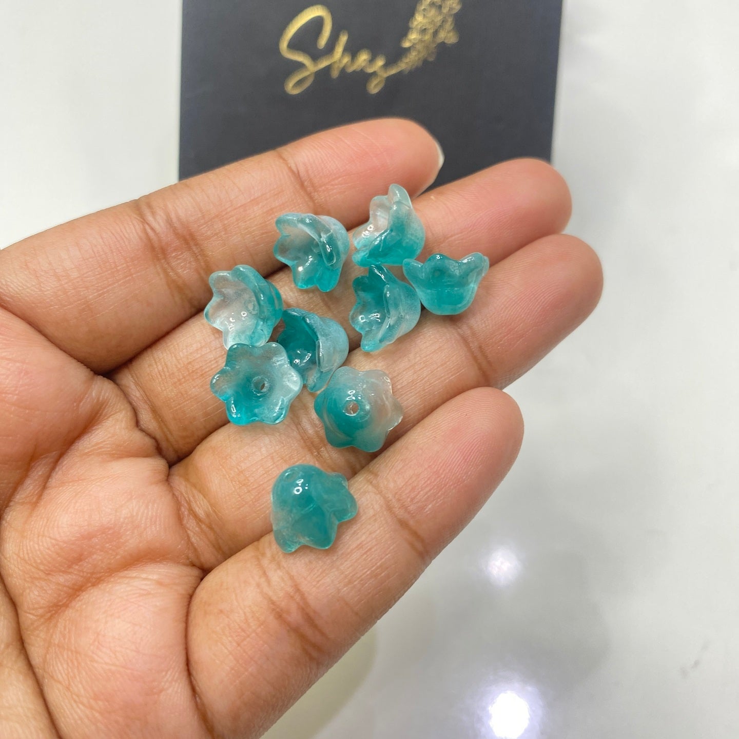 GB589 green glass bead