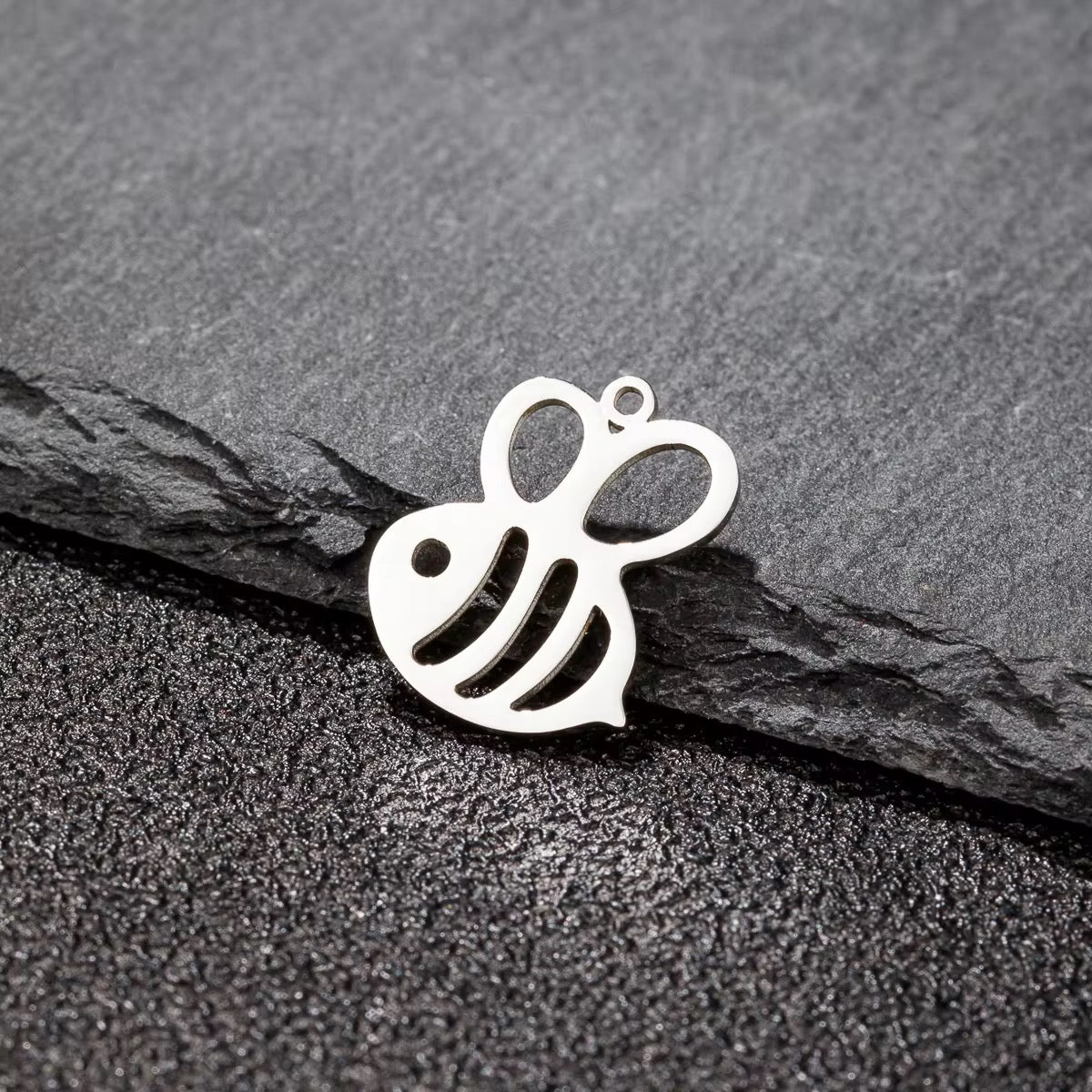 SC14E Bee Dainty Charm 18k gold PVD 316 Stainless steel ( 1 pc ) Anti tarnish ( 15*17 mm )
