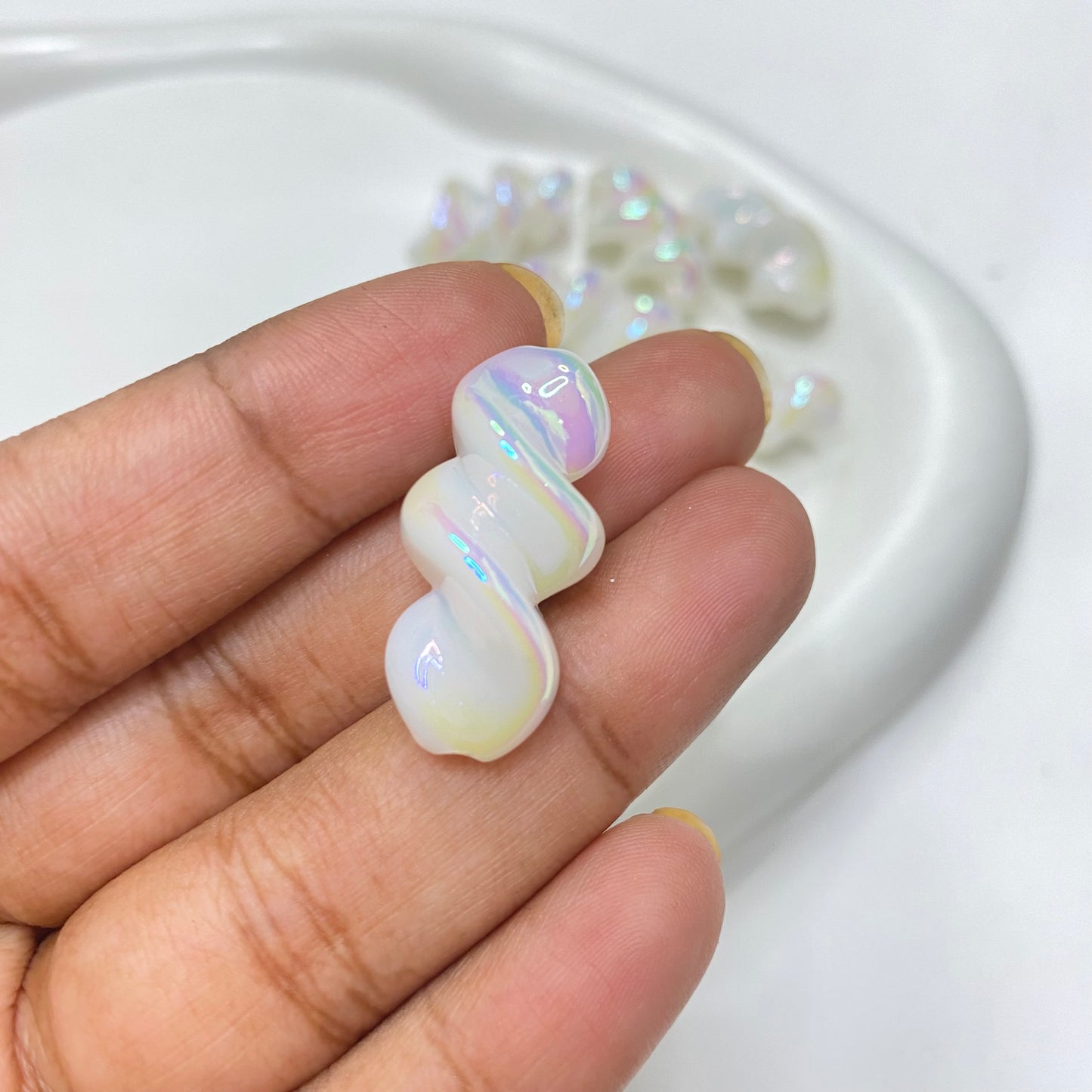 BBB 179 (A) White Swirl iridescent Acrylic bead (1PC)