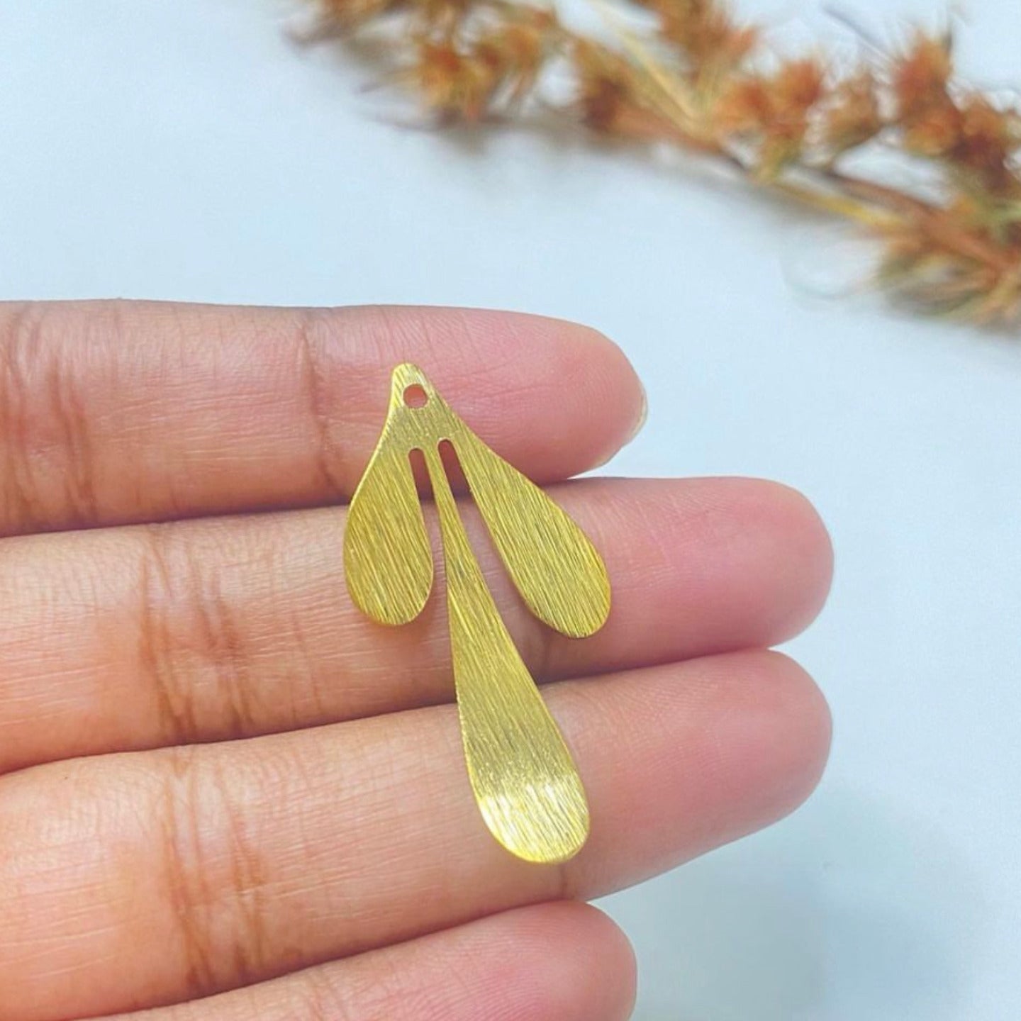 SS 139 3 leaf charm textured