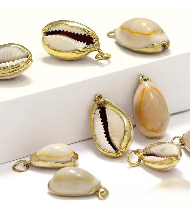 SC 05 Cowrie shell 18k gold plated charm ( 1 pc ) - anti tarnish