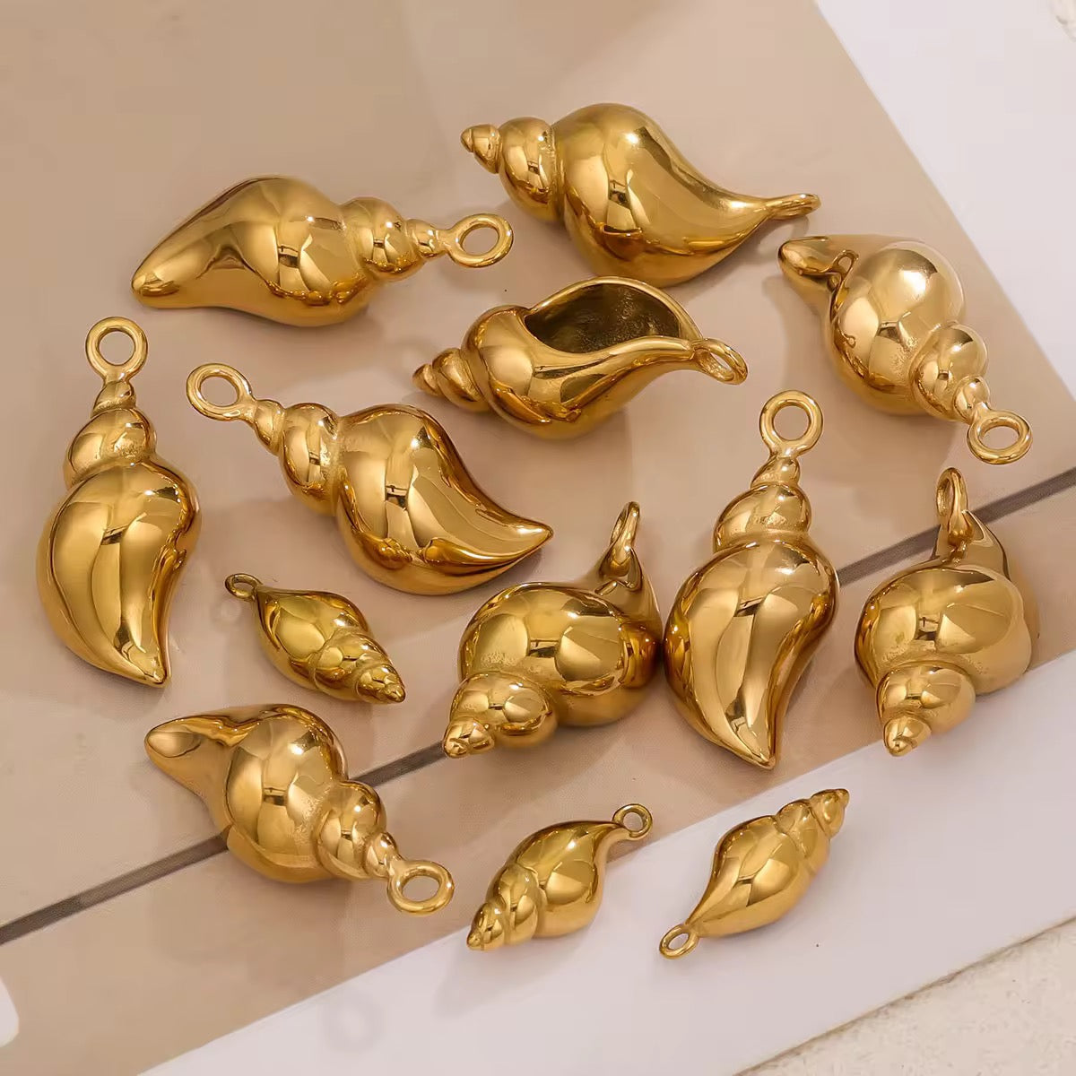 SS 2724 Conch Charm 18k Gold plated 316 stainless steel ( 1 pc ) Anti tarnish